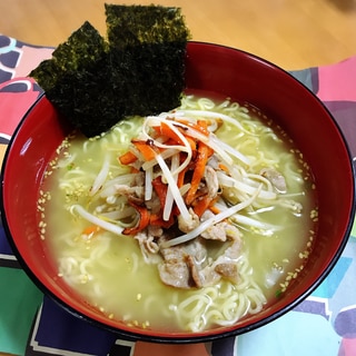 ランチに簡単！肉野菜炒めのせインスタント塩ラーメン